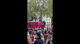 Free Palestine protesters climbs aboard London bus