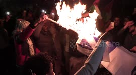 Palestinian protesters burn Israeli flag