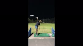 US athlete uses lassoing motion to nail impressive one-armed golf swing