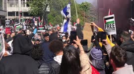 Palestinian protesters burn Israeli flag at gates of the country’s embassy ğn London during Palestine solidarity demonstration