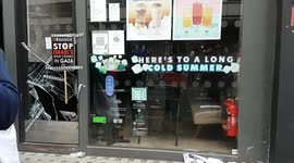 Some businesses decide to close early in High Street Kensington as Palestine protest continues into the evening.