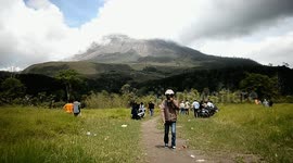 Indonesian holiday-goers spend Eid at foot of Mount Sinabung
