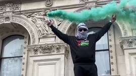Palestine protesters and car convoy block road outside UK PM's No.10 home