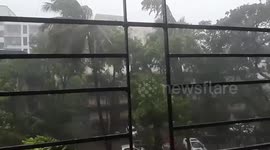 This footage shows cyclone Tauktae battering Covid-hit Mumbai in India today (Mon)
