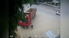 Scooter rider narrowly escapes being run over by truck in China