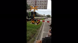 Inch from death: Car almost hit by a train when breaking through the railroad crossing in Indonesia