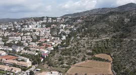 Urbanizacion Levantina Sitges. Montañas, playa y arena. Casas