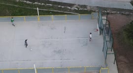 Juventud jugando a fulbol sala en parque multi deporte, como baloncesto