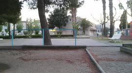 Vuelo aereo por montañas con deposito de agua cercano. Urbanizacion cercana a la playa
