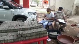 Car with crores of cash recovered from Delhi to Gujarat train