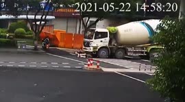 Firefighters rescue disabled elderly man trapped under cement tanker in China