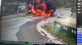 Truck collision sees fire erupt on highway in southern China