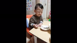한국 나이로 3살인 아들이 저녁 식사 시간에 아버지가 주는 음식을 숟가락으로 받아 먹는 모습을 찍은 동영상.