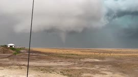 US: Tornado And Golf Ball-Sized Hail Reported In Kansas