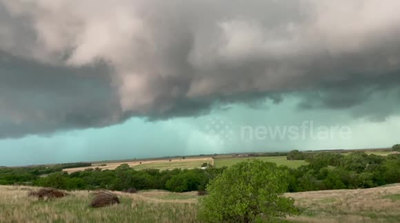 Supercell forms over Kansas amidst tornado warnings