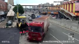 Scooter driver avoids being run over as turning truck crushes his vehicle in southern China