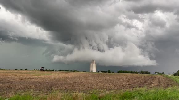 Massive wall cloud almost hovers above ground in Kansas