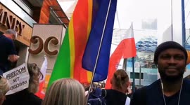 Hundreds of anti-vaccine protesters storm shopping center in London