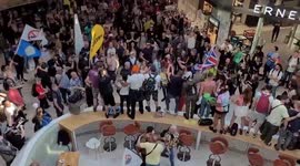 UK: Hundreds Of Anti-Vaccine Protesters Storm Shopping Center In London 4