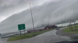 Huge shelf cloud looms over Kansas City, Kansas