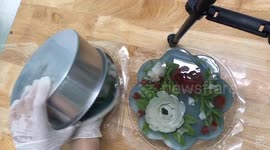 Vietnamese baker designs impressive 3D rose cakes