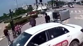 Chinese bus driver and passengers save motorist trapped in car after crash