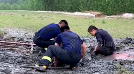 Chinese firefighters free elderly woman that was trapped in mud for over 3 days