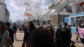 Long queues to get on London Eye and boats as Londoners enjoy 14-day heatwave