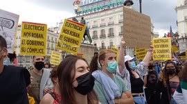 Hundreds of Spanish citizens protest against new electricity billing system