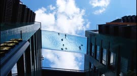 Londoners enjoy world's first suspended Sky Pool