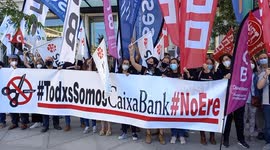 Los trabajadores de CaixaBank han hecho un paro de una hora este lunes para protestar por el ERE