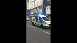 UK: Police Presence Outside HMV Where Piers Corbyn Squats, Holds Anti-Vax Protest