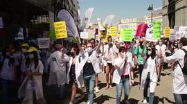 Aspirantes a médico MIR reclaman en las calles un