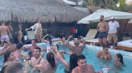 Mexico: Tourists hang out during Covid-19