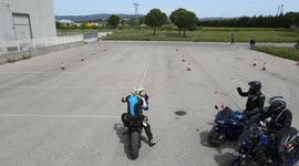 Gymkhana motera. Deporte con conos para mejorar tecnica de pilotaje
