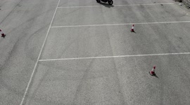 Gymkhana motera. Deporte con conos para mejorar tecnica de pilotaje