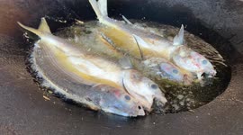 mooth fried in oil, Fried fish. fried smooth fish. Mullet, Flat-headed mullet. Mullet. mullet fish, serrano peppers, lemons,. sea food. Seafood dish. dish, Food, food, Meals, food.