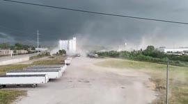 Strong wind storm sweeps Omaha, Nebraska