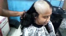 Indian woman cuts hair, donates it to cancer patients