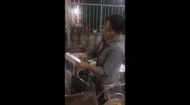 Vietnamese chef uses knife to cut noodles from dough at incredibly fast speed