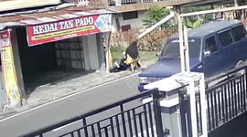 Incompetent thief leaves her groceries after dropped by the victim while trying to escape on a broken scooter