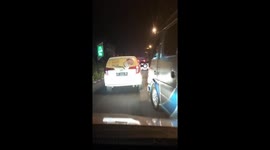 Disgraceful behavior from other drivers who grab the queue of vehicles that are in an orderly manner