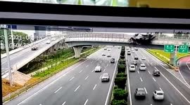 Tar pours onto vehicles after transport truck crashes into bridge railings in China