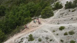 Motos enduro preparandose para subir trialera muy vertical