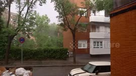 Fuerte tormenta y granizada en el centro de las calles de Madrid, España