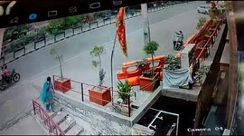 Clever thieves surprise woman victim to rob her chain in India