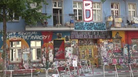 Police force entry into the left-wing compound in Berlin ahead of fire inspection