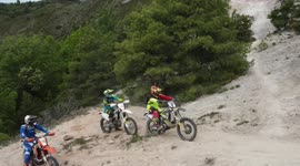 motos de enduro subiendo montaña de arena blanca y fina. Deporte de enduro con motos de campo