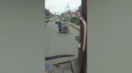 Tuktuk driver replaces missing wheel with bamboo pole dragging along road