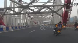 摩托车路上飙车技 轿车司机直冒冷汗